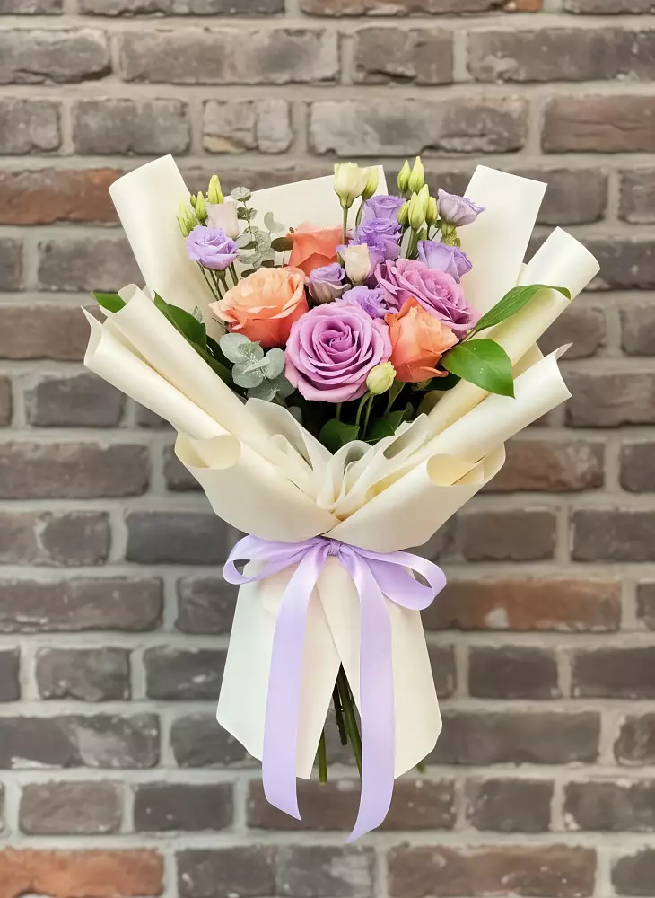 Букет цветов из: Лизиантусы и Розы в Лебедяни