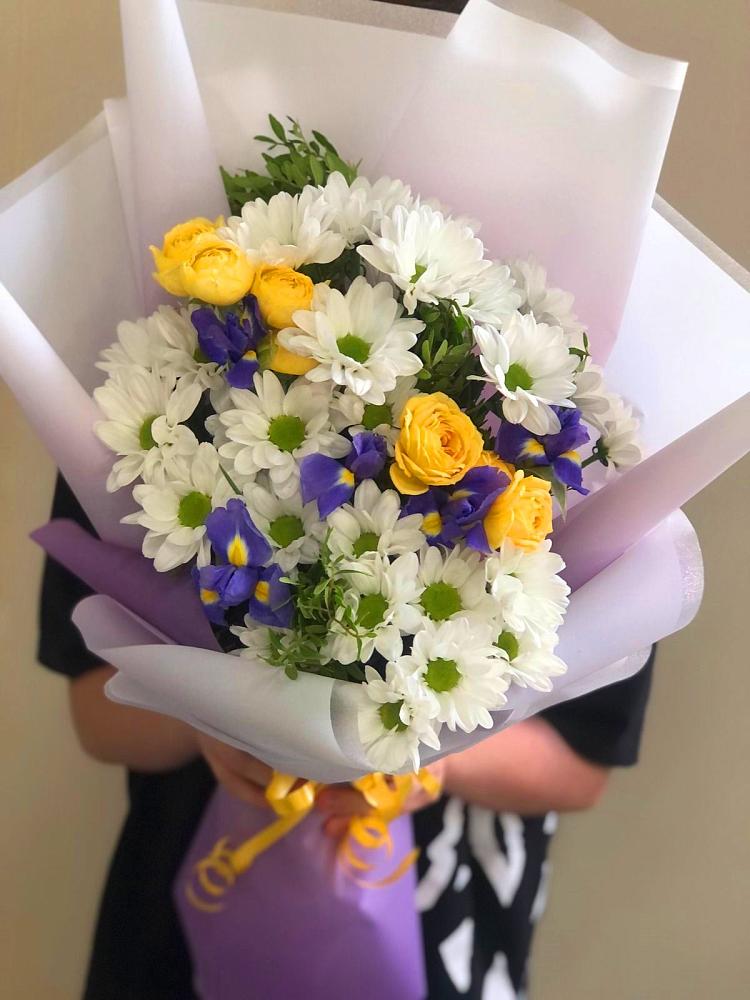 Букет цветов из: Ирисы, Хризантемы и Розы в Лебедяни