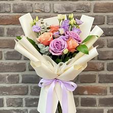 Букет цветов из:  Лизиантусы и Розы в Лебедяни