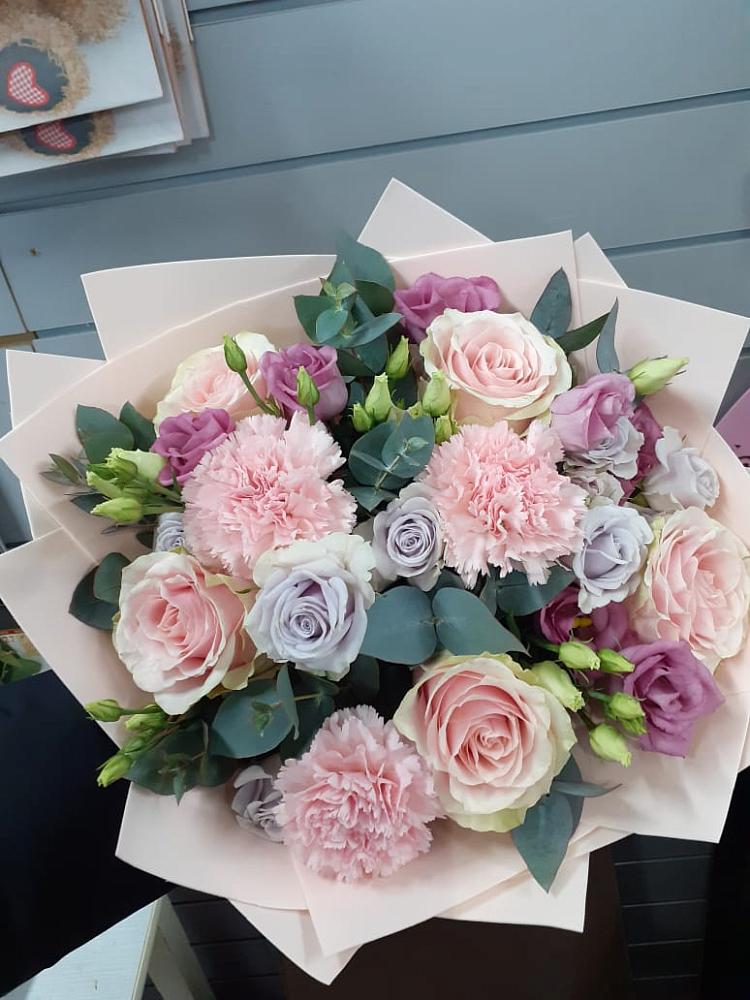 Букет цветов из: Розы, Гвоздики и Лизиантусы в Лебедяни