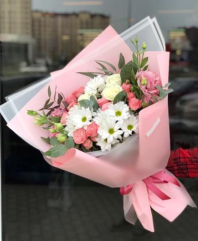 Букет цветов из: Розы, Лизиантусы и Хризантемы в Лебедяни