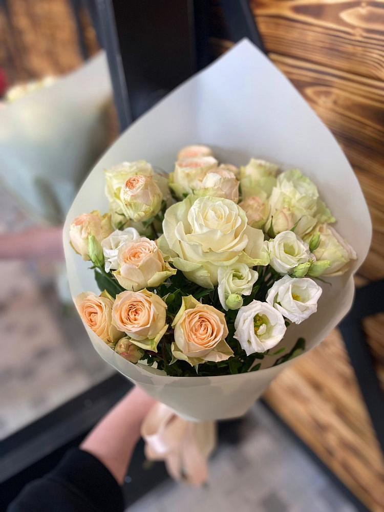 Букет цветов из: Розы и Лизиантусы в Лебедяни